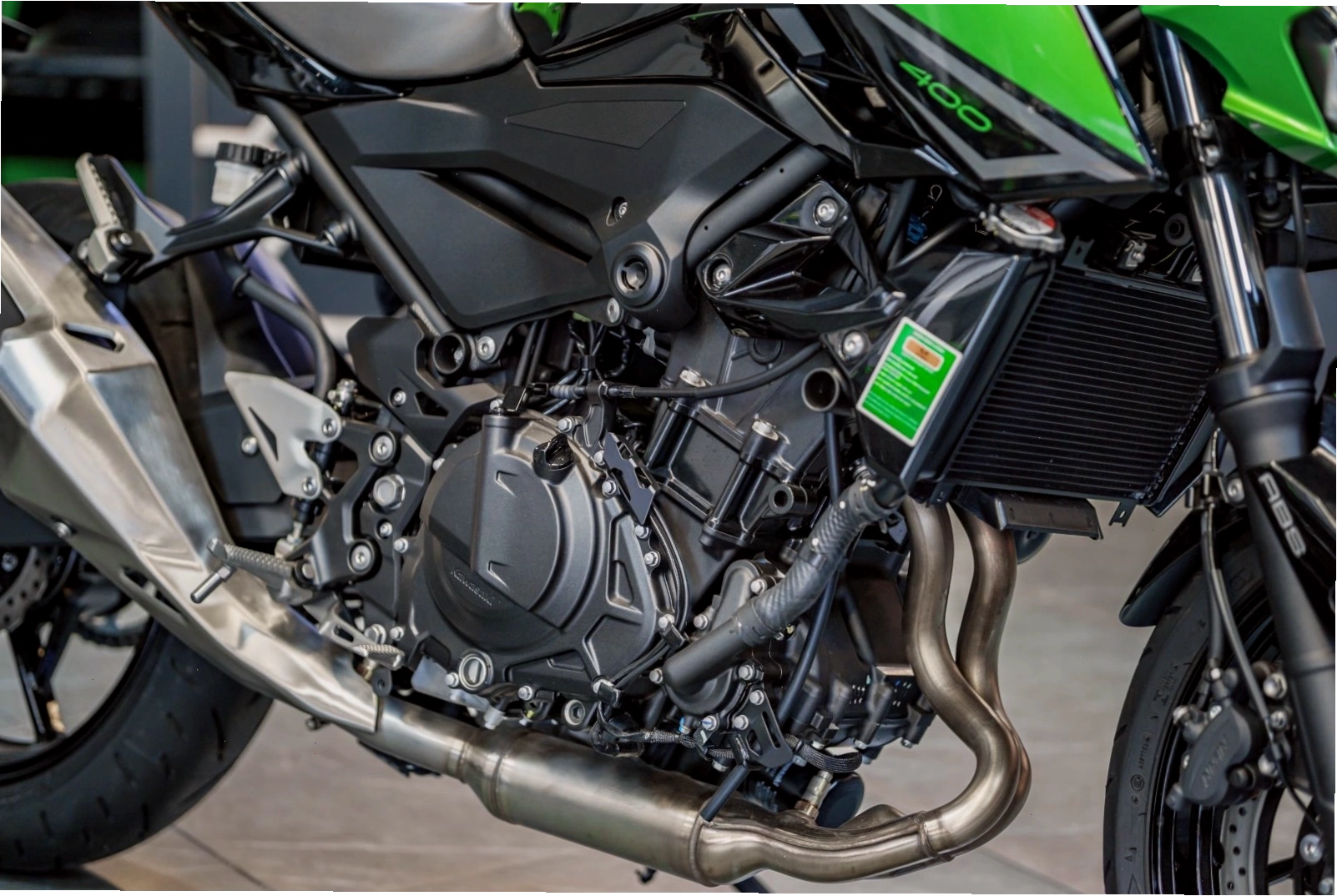 Tổng quan Kawasaki Z400 ABS 2026 với thiết kế Sugomi