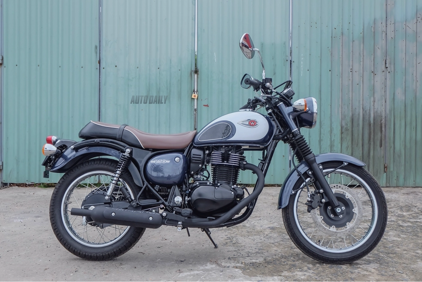 Tổng thể Kawasaki W250 màu đen