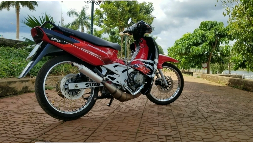 Tổng thể Suzuki Satria 2000 với phong cách độ ấn tượng