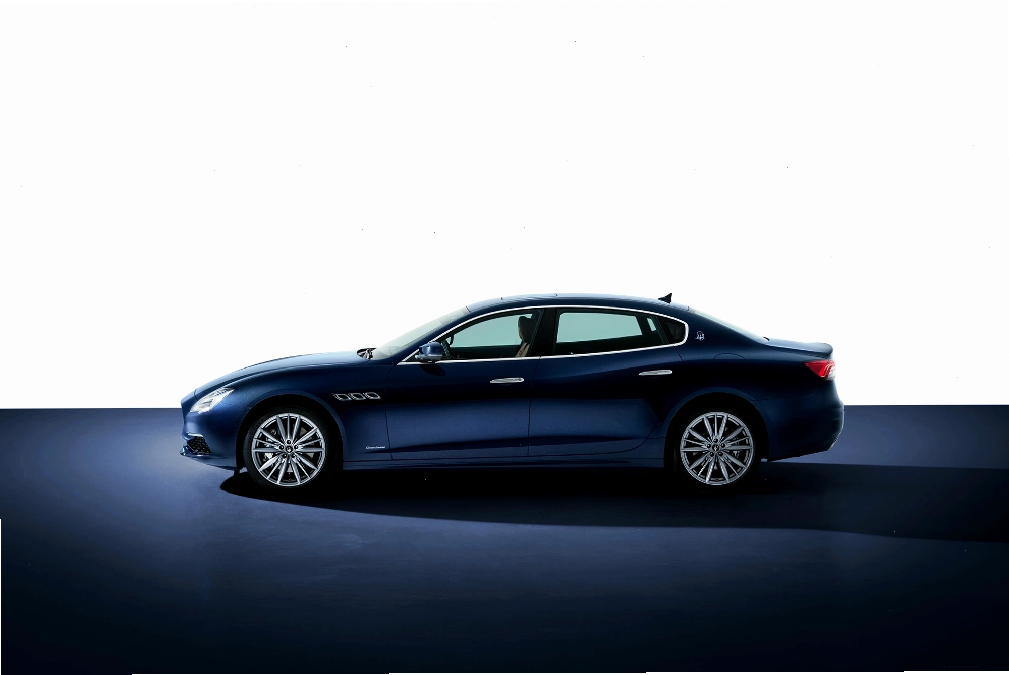 Tổng thể xe Maserati Quattroporte phiên bản GranLusso