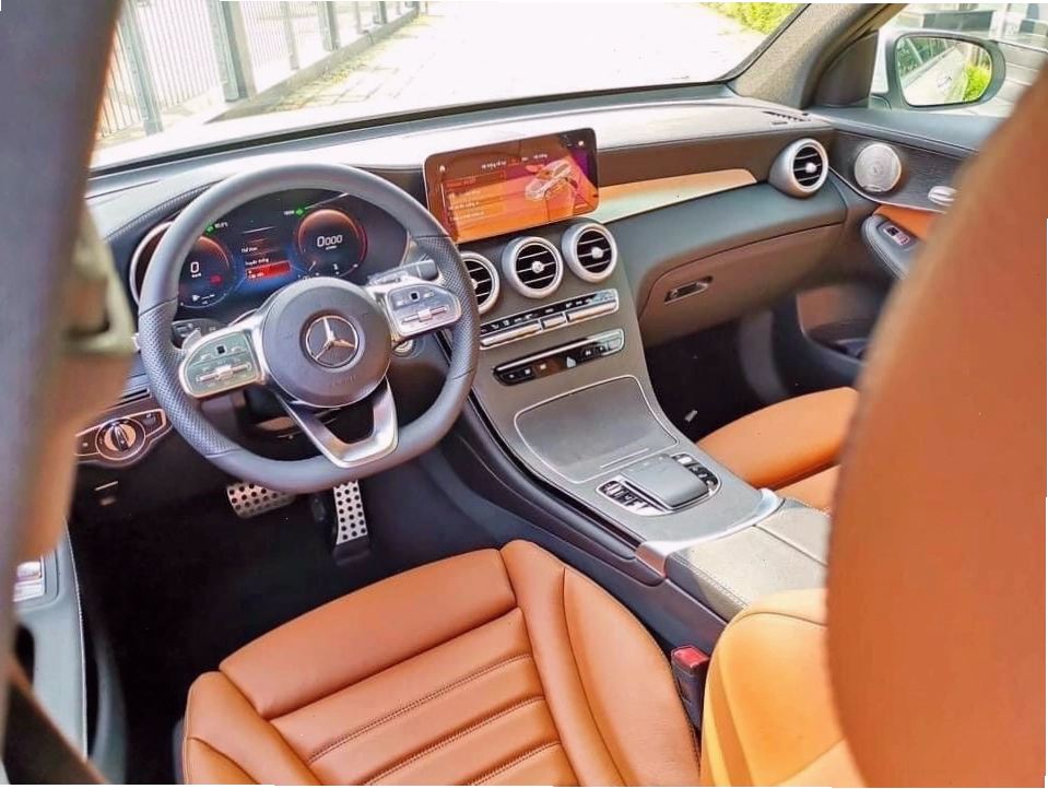 Trải nghiệm lái xe Mercedes GLC 300 2022 trên đường trường