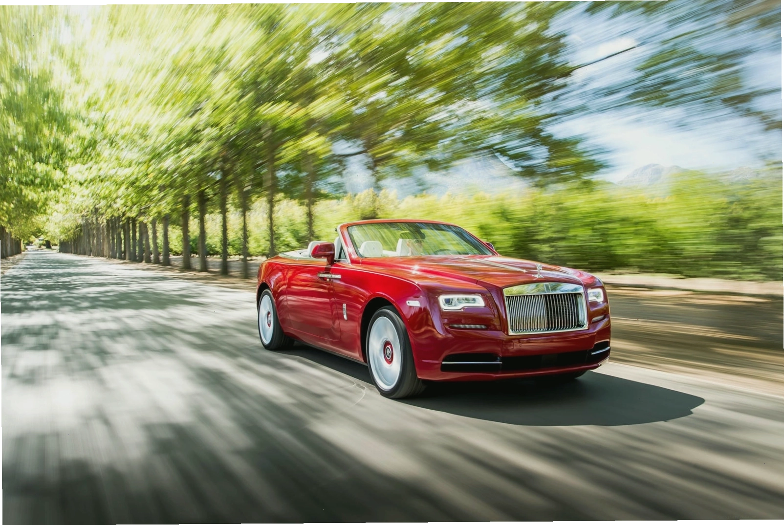Trải nghiệm lái xe sang trọng và êm ái trên Rolls-Royce Dawn