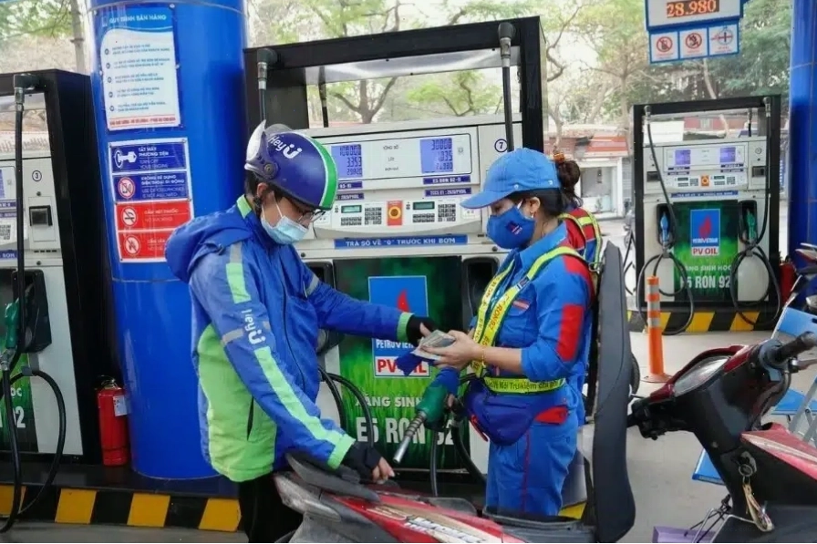 Xăng E5 là hỗn hợp xăng khoáng và cồn Ethanol, giúp giảm thiểu khí thải độc hại