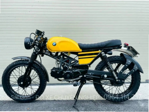 Xe Brixton Cafe Racer BX125R màu đỏ với các chi tiết mạ chrome
