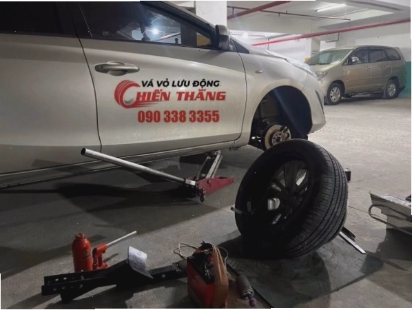 Xe cứu hộ của dịch vụ vá xe lưu động đang di chuyển trên đường