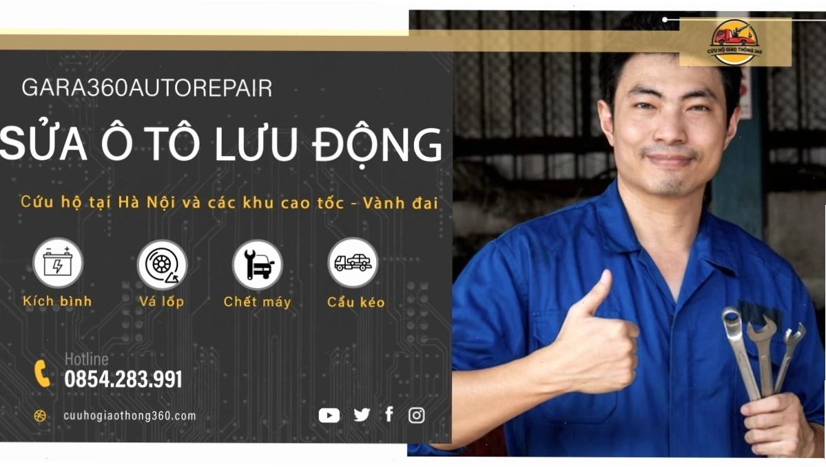 Xe cứu hộ đang hỗ trợ sửa chữa ô tô lưu động trên đường