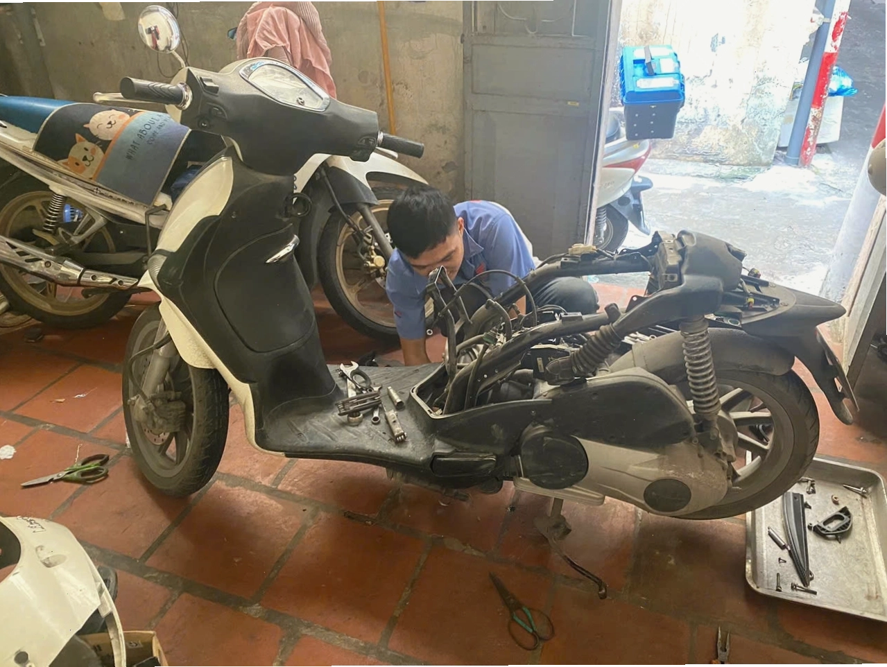 Xe cứu hộ đang vận chuyển xe máy gặp sự cố tại Hà Nội