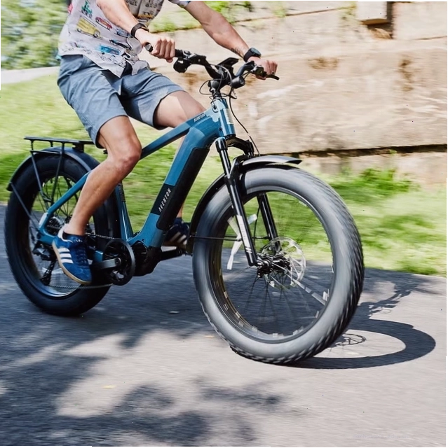 Xe đạp điện Aventon Aventure ngoài trời