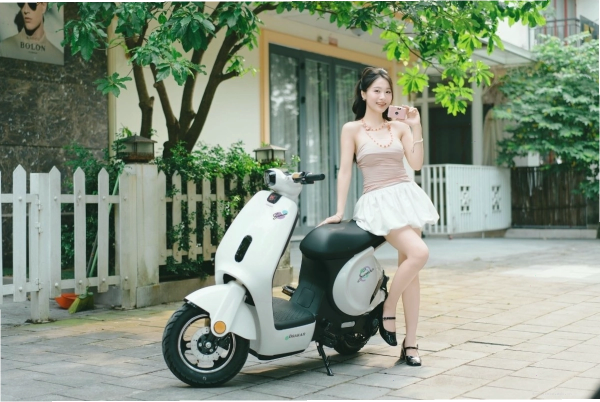 Xe đạp điện với thiết kế nhỏ gọn, màu sắc tươi sáng phù hợp học sinh nữ cấp 2
