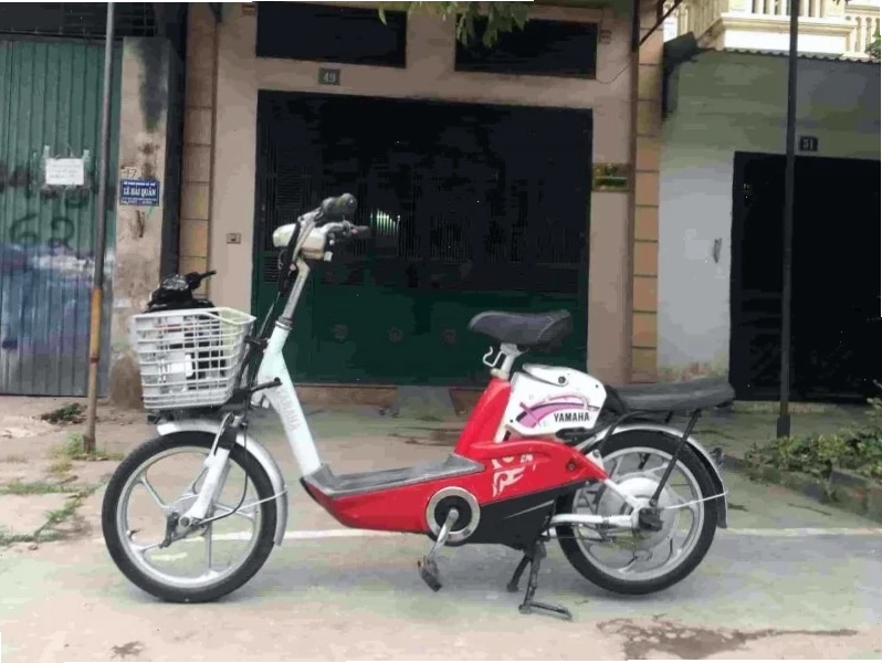 Xe đạp điện Yamaha cũ màu đỏ, thể hiện sự trẻ trung và năng động