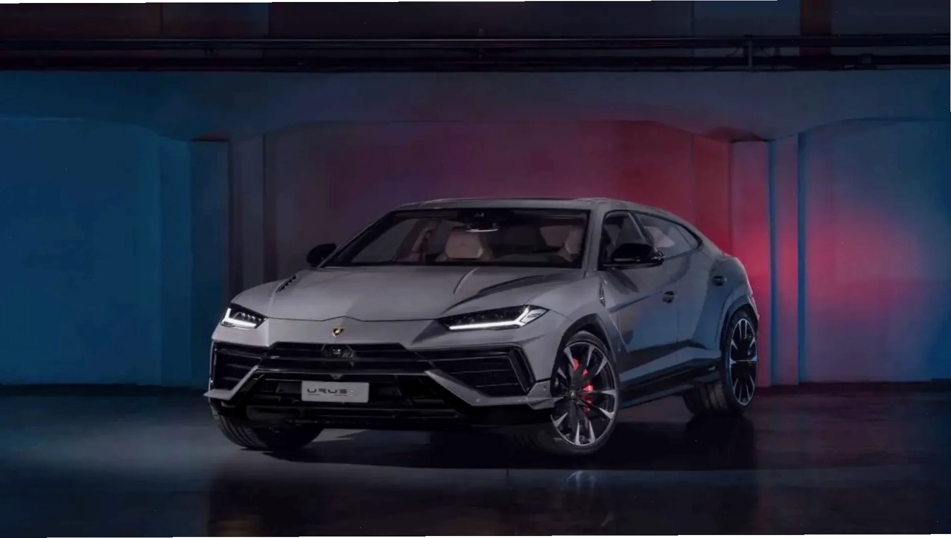Xe Lamborghini Urus màu vàng rực rỡ trên đường phố