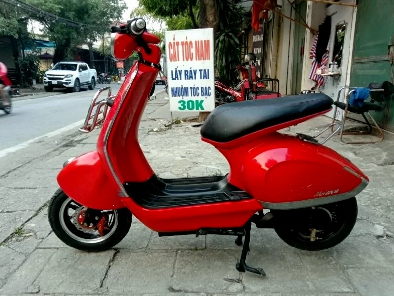 Xe máy điện Milan Milan Aima đỏ cũ, kiểu dáng thể thao và màu sắc bắt mắt