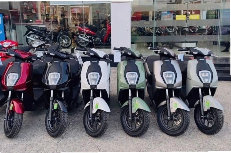 Xe máy điện Nhật Bản với pin rời tiện lợi