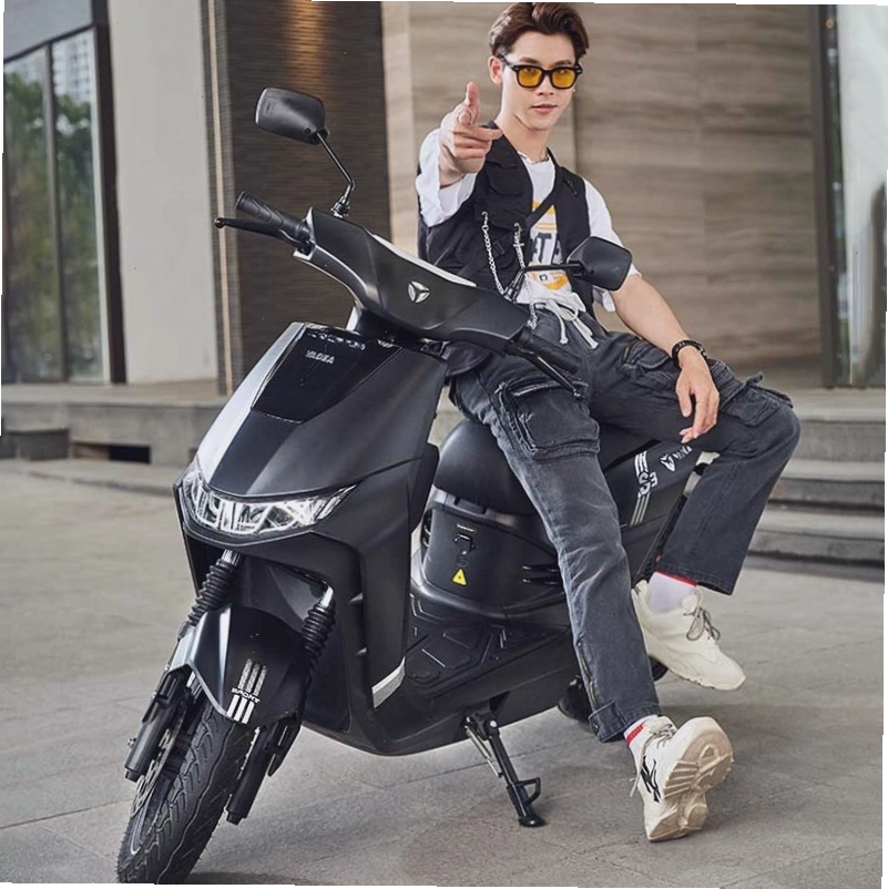Xe máy điện Yadea S3 phiên bản màu đen với thiết kế đậm tính thể thao