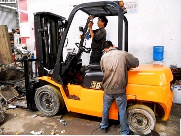 Xe nâng điện gặp sự cố cần sửa chữa