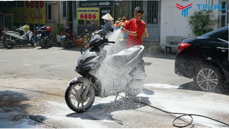 Xe ô tô được phủ đầy bọt tuyết trắng xóa trong quy trình rửa xe chuyên nghiệp
