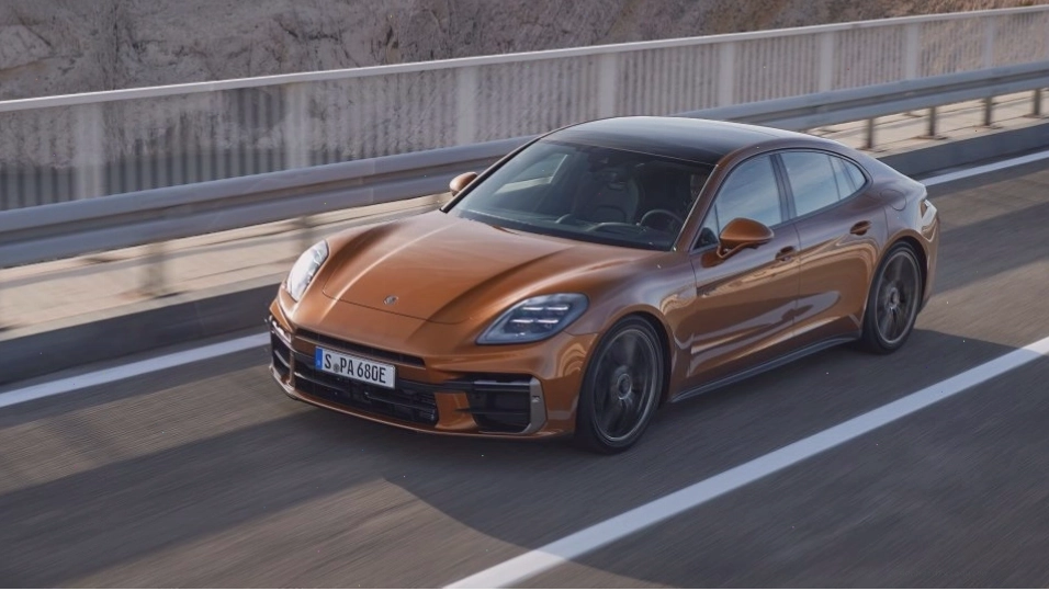 Xe Porsche Panamera 4S di chuyển trên đường đua