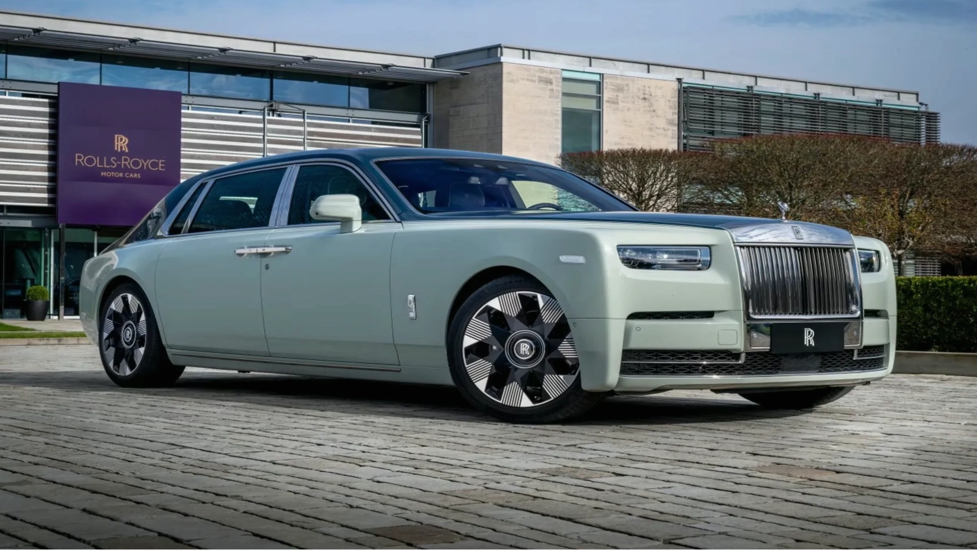 Xe Rolls-Royce sang trọng, biểu tượng của sự giàu có và đẳng cấp