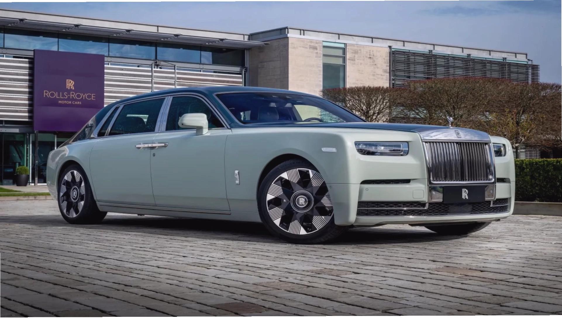Xe Rolls-Royce sang trọng với thiết kế tinh tế