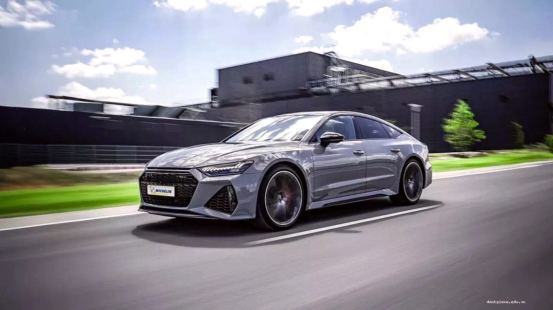 Xe sedan có cấu trúc 3 khoang đặc trưng với cốp sau tách rời