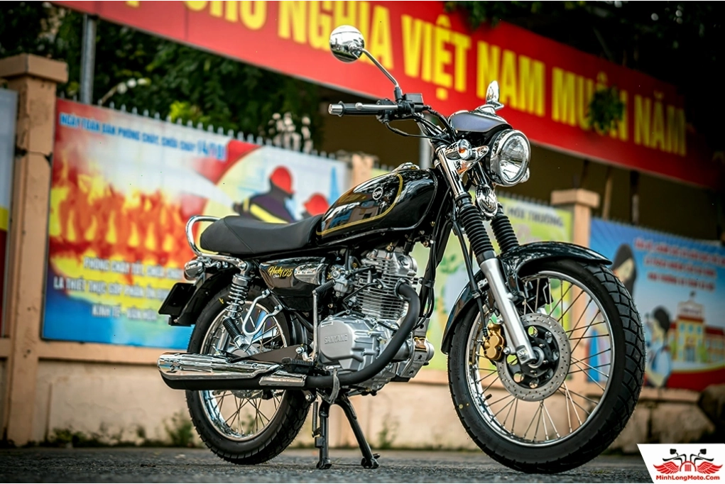 Xe SYM Husky 125 di chuyển trên đường phố