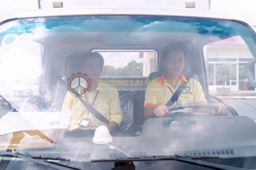 Xe tập lái hạng B lên C1 tại Trường Lái Xe Hậu Giang