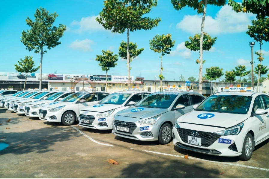Xe tập lái hạng B số sàn tại Trường Lái Xe Hậu Giang