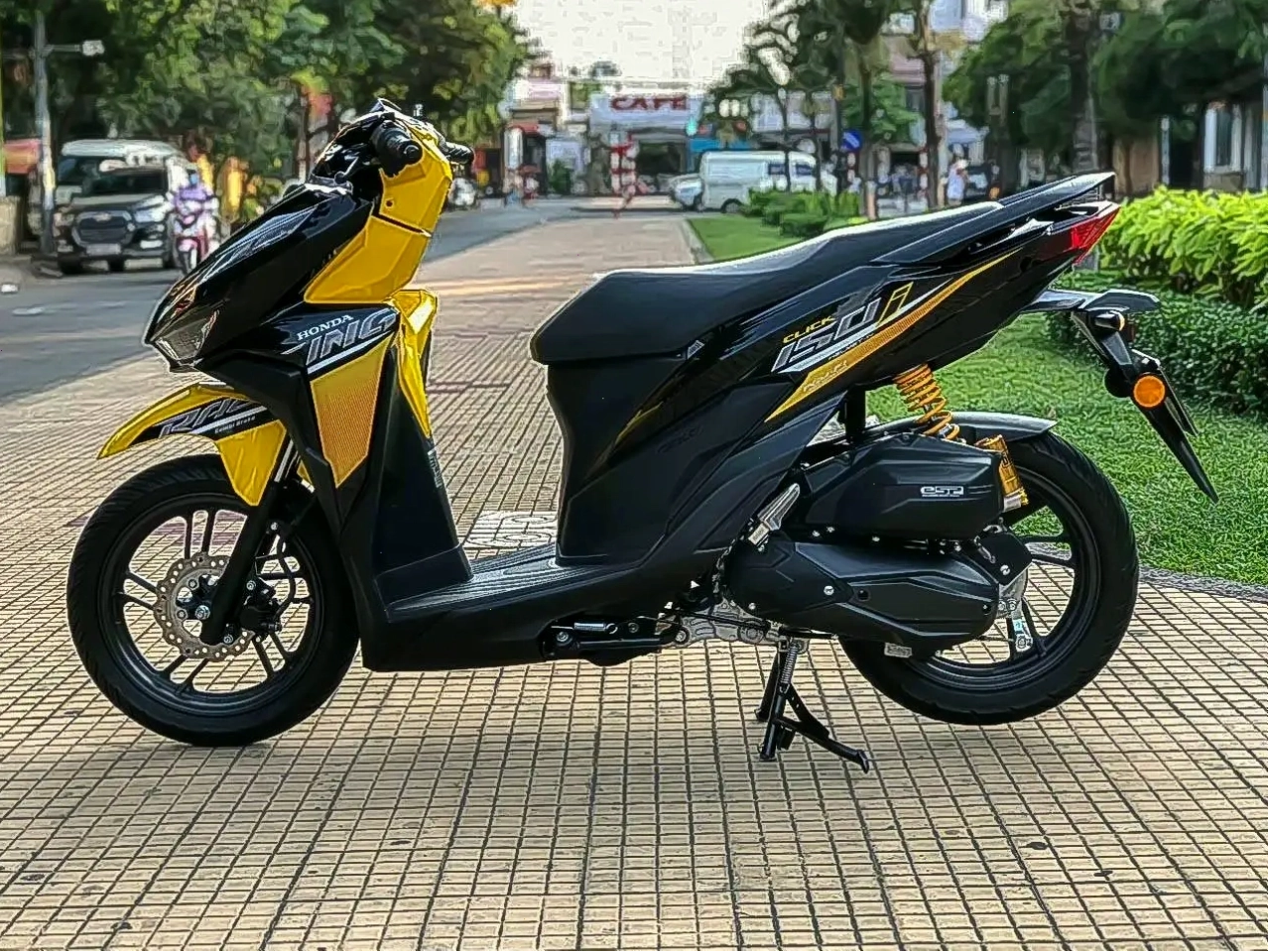 Xe Vario 150 sơn dọn nguyên con màu vàng đen tại TPHCM