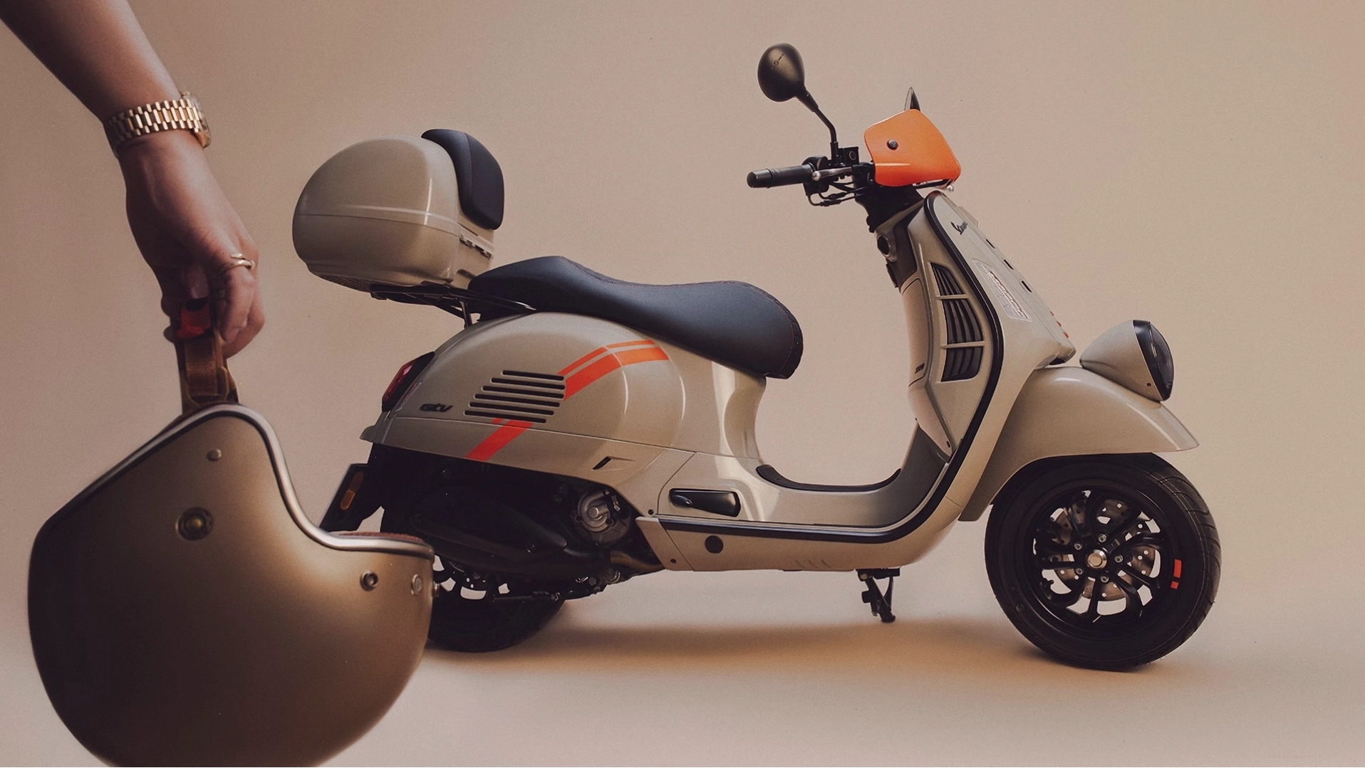 Xe Vespa GTV 300 với thiết kế cổ điển và động cơ mạnh mẽ