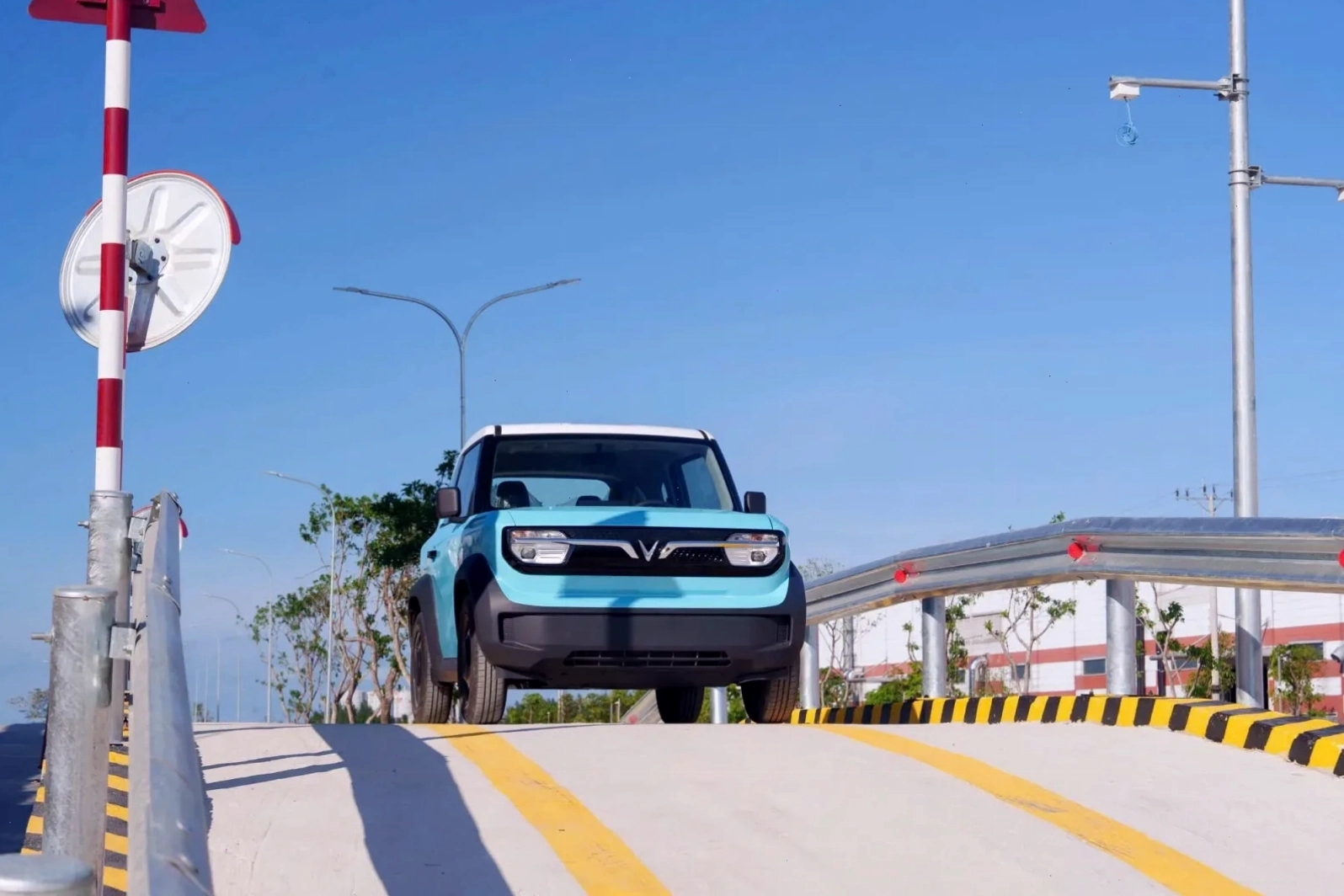 Xe VinFast VF 3 màu xanh năng động