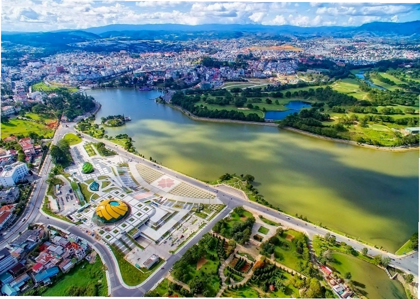 Khung cảnh mộng mơ của Đà Lạt nhìn từ trên cao trong nắng sớm