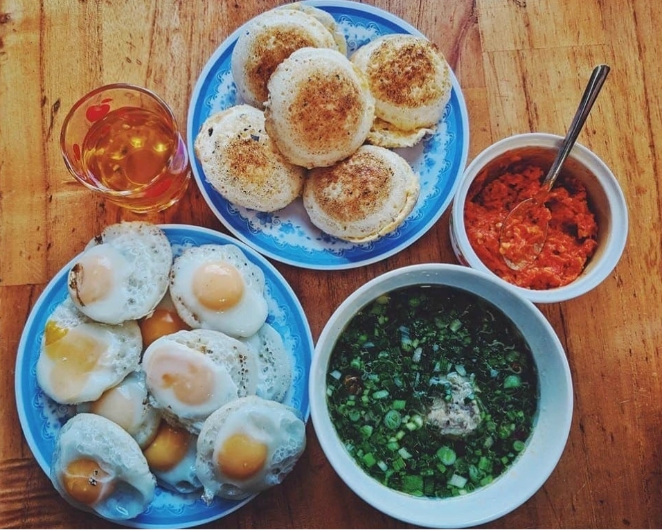 Món bánh căn nóng hổi đặc sản không thể bỏ qua khi đến Đà Lạt