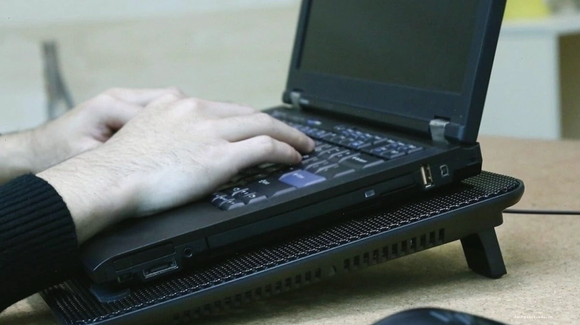 Sử dụng đế tản nhiệt giúp tăng cường lưu thông không khí làm mát laptop