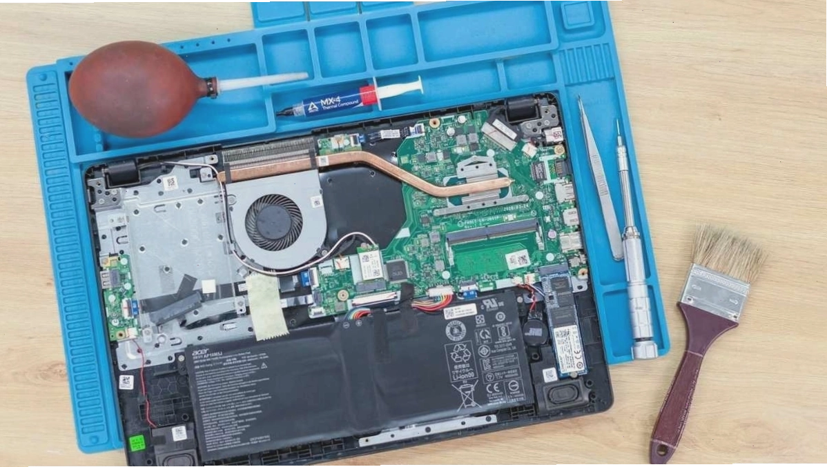 Vệ sinh laptop bằng cách sử dụng cọ mềm bình khí nén