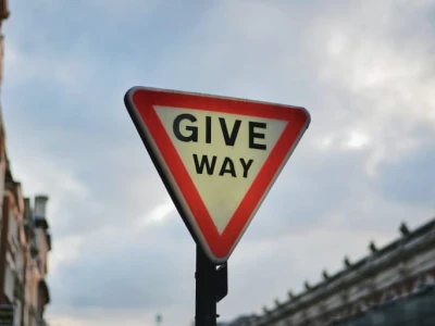Biển báo 'Nhường đường' (Give Way Sign): Ý nghĩa và Quy tắc giao thông