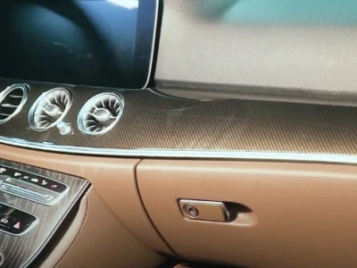 Decal Carbon: Nâng tầm thẩm mỹ cho xe hơi và thiết bị điện tử