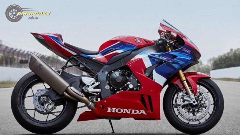 Honda CBR1000RR-R 3