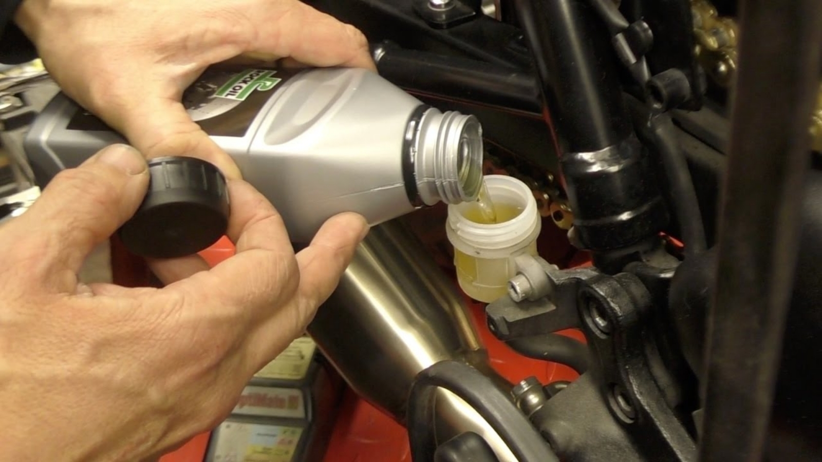 Bao lâu thì nên thay dầu thắng đĩa xe máy để đảm bảo an toàn?