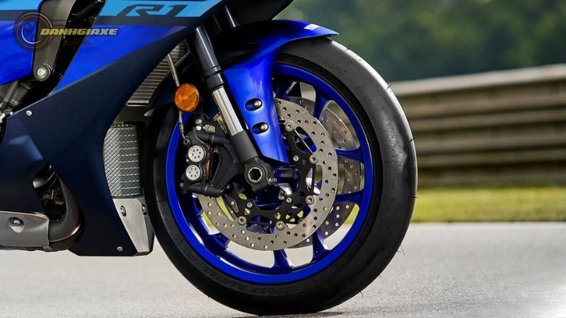 Yamaha YZF R1 11