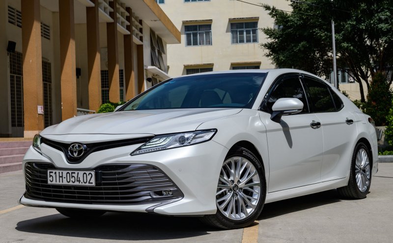 Ảnh chi tiết ngoại thất xe Toyota Camry 2.5Q 17