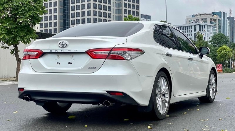 Ảnh chi tiết ngoại thất xe Toyota Camry 2.5Q 19