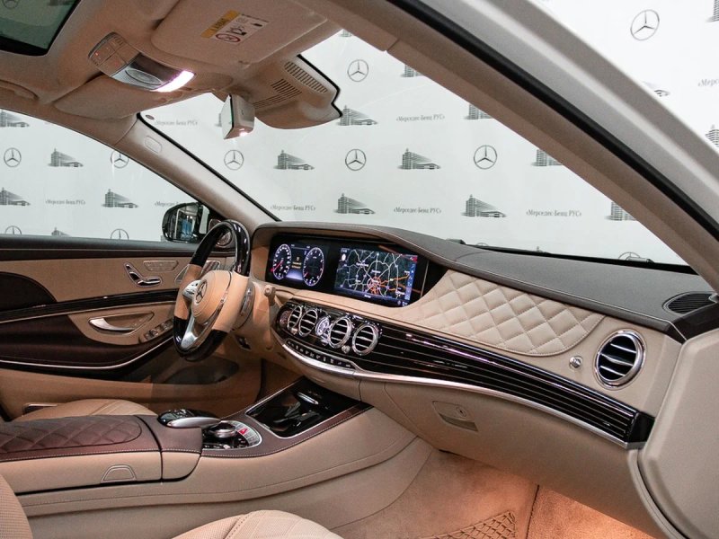 Ảnh nội thất xe Mercedes Maybach S560 sang trọng 3