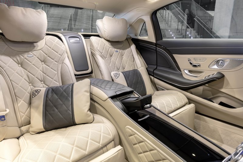 Ảnh nội thất xe Mercedes Maybach S560 sang trọng 7