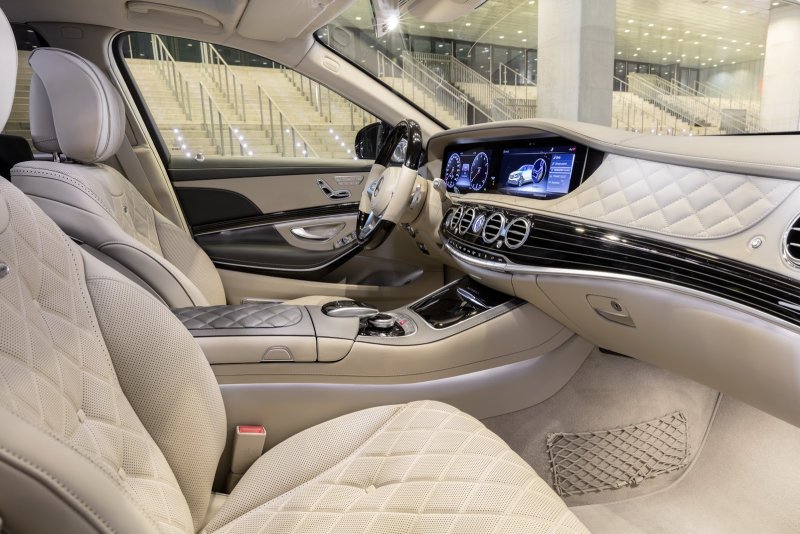 Ảnh nội thất xe Mercedes Maybach S560 sang trọng 9