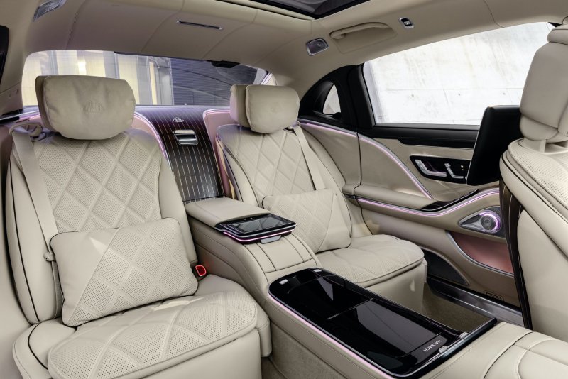 Ảnh nội thất xe Mercedes Maybach S560 sang trọng 15