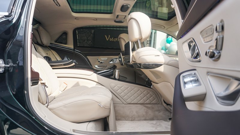 Ảnh nội thất xe Mercedes Maybach S560 sang trọng 24