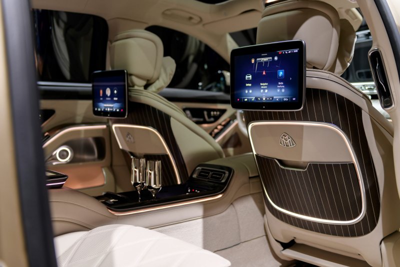 Ảnh nội thất xe Mercedes Maybach S560 sang trọng 28