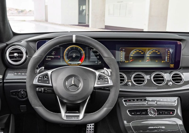 Chi tiết nội thất xe Mercedes AMG E63 15