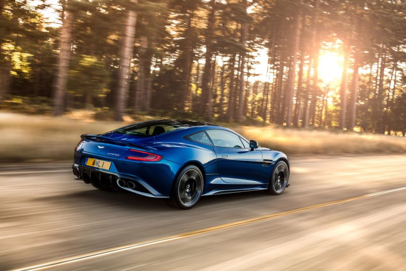 Hình ảnh Aston Martin Vanquish từ các góc khác nhau 13