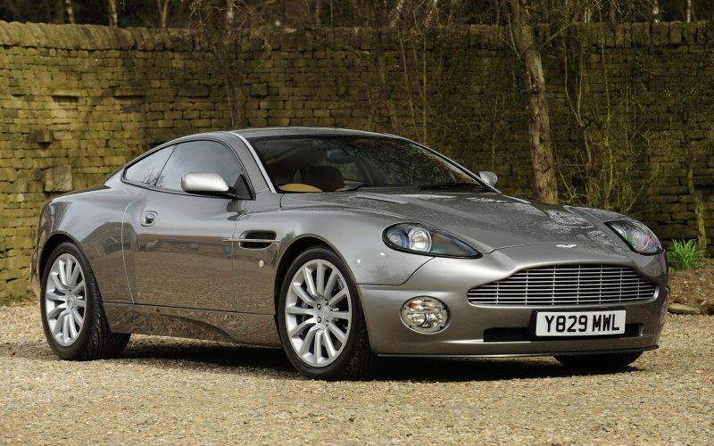 Hình ảnh Aston Martin Vanquish từ các góc khác nhau 17